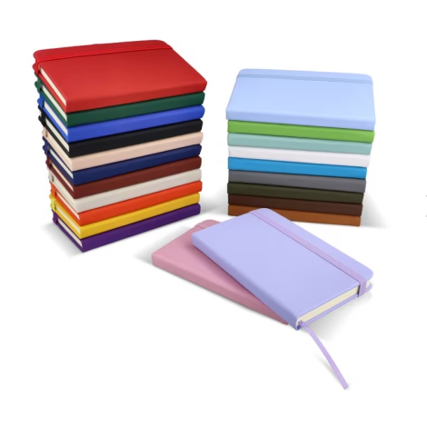 Assortiment des différents coloris du carnet Sora A6 avec deux carnets fermés au premier plan, sans marquage apparent.