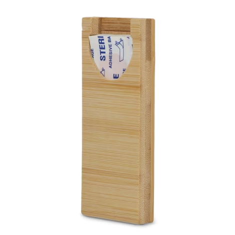 Boîte en bambou fermée pour pansements avec un pansement partiellement visible dans l’ouverture supérieure, sans personnalisatio