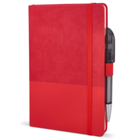Vue de face du carnet rouge avec couverture texturée, fermeture élastique et stylo maintenu sur le côté, sans personnalisation v