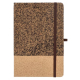 Vue de face du carnet mettant en évidence la couverture texturée en fibres de café, la bande inférieure en liège et la fermeture Vue de face du carnet mettant en évidence la couverture texturée en fibres de café, la bande inférieure en liège et la fermeture