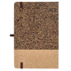 Vue arrière du carnet montrant la couverture en fibres de café associée à une bande inférieure en liège naturel. Vue arrière du carnet montrant la couverture en fibres de café associée à une bande inférieure en liège naturel.