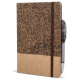 Carnet fermé avec passant porte-stylo latéral et stylo inséré sur la tranche, illustrant son organisation au quotidien. Carnet fermé avec passant porte-stylo latéral et stylo inséré sur la tranche, illustrant son organisation au quotidien.