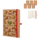 Carnet A5 à couverture souple en papier kraft avec fermeture élastique rouge et ruban marque-page assorti, présentant une person Carnet A5 à couverture souple en papier kraft avec fermeture élastique rouge et ruban marque-page assorti, présentant une person