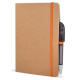 Carnet à couverture kraft avec fermeture élastique orange et stylo maintenu dans la boucle latérale, sans marquage apparent sur Carnet à couverture kraft avec fermeture élastique orange et stylo maintenu dans la boucle latérale, sans marquage apparent sur