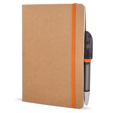 Carnet à couverture kraft avec fermeture élastique orange et stylo maintenu dans la boucle latérale, sans marquage apparent sur 