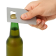 Ouvre-bouteille format carte bancaire en cours d’utilisation pour retirer la capsule d’une bouteille. Ouvre-bouteille format carte bancaire en cours d’utilisation pour retirer la capsule d’une bouteille.