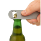 Ouvre-bouteille en acier inoxydable utilisé pour retirer la capsule d’une bouteille, montré en situation au contact du goulot. Ouvre-bouteille en acier inoxydable utilisé pour retirer la capsule d’une bouteille, montré en situation au contact du goulot.