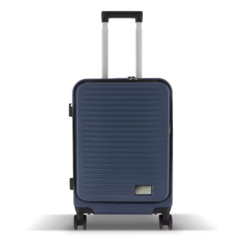Vue de face d’une valise cabine bleue avec coque nervurée, poignée télescopique déployée et plaque métallique de personnalisatio