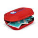 Trousse de premiers secours rigide rouge à fermeture zippée, entrouverte avec différents accessoires de soins visibles à l’intér Trousse de premiers secours rigide rouge à fermeture zippée, entrouverte avec différents accessoires de soins visibles à l’intér