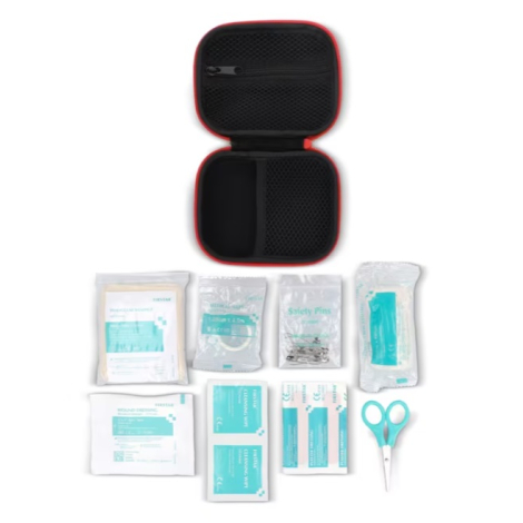 Trousse ouverte avec les 15 accessoires de premiers secours disposés à l’extérieur pour présenter le contenu complet du kit.