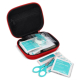 Trousse de premiers secours ouverte montrant les compartiments de rangement intérieurs en filet ainsi qu’une partie des accessoi Trousse de premiers secours ouverte montrant les compartiments de rangement intérieurs en filet ainsi qu’une partie des accessoi