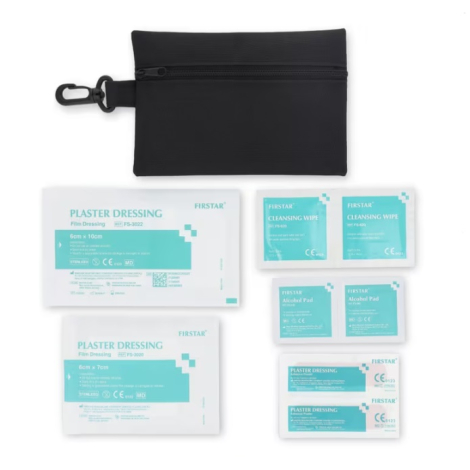 Trousse de premiers secours noire accompagnée des 13 accessoires de soins disposés à l’extérieur afin de présenter l’ensemble du