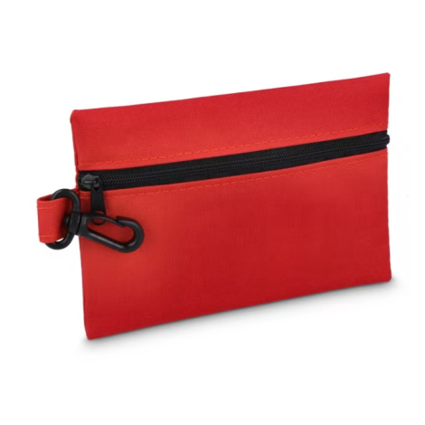 Vue de trois quarts d’une trousse de secours rouge équipée d’un mousqueton et d’une fermeture zippée, sans personnalisation visi