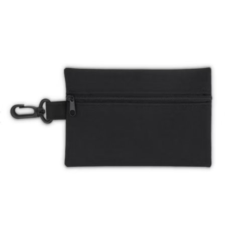 Vue de face d’une trousse de secours noire avec mousqueton et fermeture zippée, sans marquage apparent sur la zone visible.