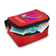 Trousse de premiers secours rouge entrouverte laissant apparaître une partie du contenu médical, avec personnalisation visible s Trousse de premiers secours rouge entrouverte laissant apparaître une partie du contenu médical, avec personnalisation visible s