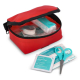 Vue rapprochée d’une trousse de secours rouge ouverte avec plusieurs accessoires visibles à l’intérieur, dont des compresses et Vue rapprochée d’une trousse de secours rouge ouverte avec plusieurs accessoires visibles à l’intérieur, dont des compresses et