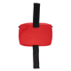 Vue de dessous de la trousse de premiers secours rouge montrant les sangles de fixation noires situées à l’arrière. Vue de dessous de la trousse de premiers secours rouge montrant les sangles de fixation noires situées à l’arrière.