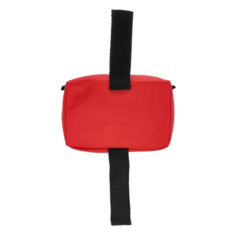 Vue de dessous de la trousse de premiers secours rouge montrant les sangles de fixation noires situées à l’arrière.