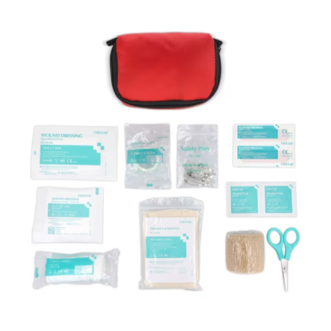 Trousse de premiers secours rouge accompagnée des 16 accessoires de soins inclus, disposés à l’extérieur pour présenter le conte