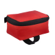 Vue de trois quarts d’une trousse de secours rouge fermée avec poignée de fixation et fermeture zippée, sans marquage apparent s Vue de trois quarts d’une trousse de secours rouge fermée avec poignée de fixation et fermeture zippée, sans marquage apparent s