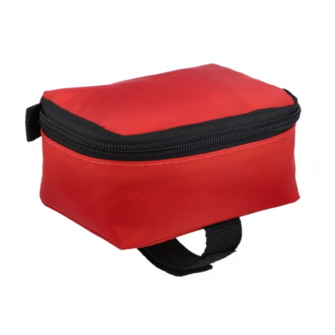 Vue de trois quarts d’une trousse de secours rouge fermée avec poignée de fixation et fermeture zippée, sans marquage apparent s