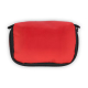 Vue de face du rabat d’une trousse de premiers secours rouge sans personnalisation visible. Vue de face du rabat d’une trousse de premiers secours rouge sans personnalisation visible.