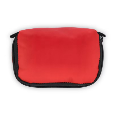 Vue de face du rabat d’une trousse de premiers secours rouge sans personnalisation visible.