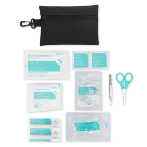 Trousse de premiers secours noire accompagnée de ses 14 accessoires de soin disposés à plat pour présenter le contenu complet du