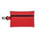 Vue de face d’une trousse de premiers secours rouge fermée avec mousqueton et fermeture zippée, sans personnalisation visible su Vue de face d’une trousse de premiers secours rouge fermée avec mousqueton et fermeture zippée, sans personnalisation visible su