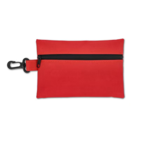 Vue de face d’une trousse de premiers secours rouge fermée avec mousqueton et fermeture zippée, sans personnalisation visible su