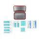 Boîte métallique rouge ouverte accompagnée des 20 accessoires de premiers secours inclus, disposés à plat devant le coffret pour Boîte métallique rouge ouverte accompagnée des 20 accessoires de premiers secours inclus, disposés à plat devant le coffret pour