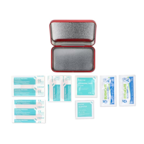 Boîte métallique rouge ouverte accompagnée des 20 accessoires de premiers secours inclus, disposés à plat devant le coffret pour