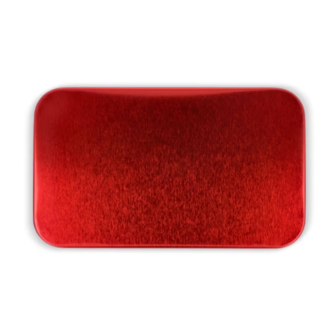 Vue de dessus d’une boîte métallique rouge fermée, sans marquage apparent sur la face visible.