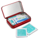 Boîte métallique de premiers secours ouverte avec plusieurs pansements et sachets de soin visibles à l’intérieur, ainsi que quel Boîte métallique de premiers secours ouverte avec plusieurs pansements et sachets de soin visibles à l’intérieur, ainsi que quel
