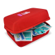 Trousse de premiers secours rouge semi-ouverte laissant apparaître plusieurs accessoires de soin à l’intérieur, avec personnalis