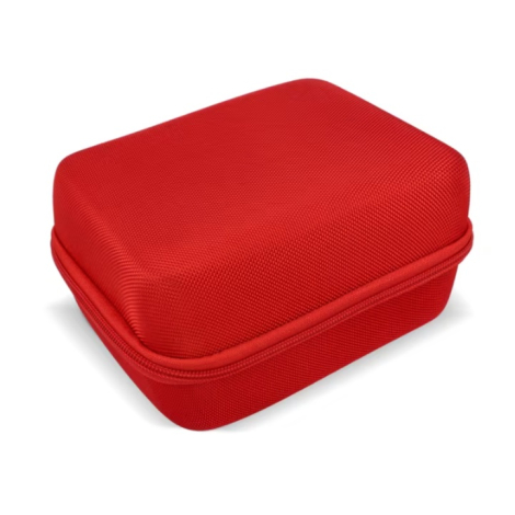 Vue de trois quarts d’une trousse de premiers secours rouge fermée avec fermeture zippée, sans marquage apparent sur la face pré
