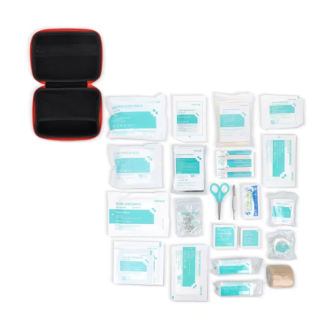 Trousse de premiers secours ouverte accompagnée de ses 40 accessoires de soin disposés à plat pour présenter le contenu complet 