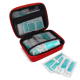 Trousse de premiers secours ouverte avec compartiments de rangement en filet contenant plusieurs accessoires médicaux et de prem