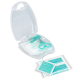 Trousse de premiers secours translucide ouverte contenant différents éléments de soin, avec plusieurs accessoires disposés à l’a Trousse de premiers secours translucide ouverte contenant différents éléments de soin, avec plusieurs accessoires disposés à l’a
