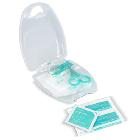 Trousse de premiers secours translucide ouverte contenant différents éléments de soin, avec plusieurs accessoires disposés à l’a