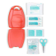Boîtier de premiers secours rouge ouvert accompagné des 10 accessoires inclus, présentés à plat pour illustrer le contenu du kit Boîtier de premiers secours rouge ouvert accompagné des 10 accessoires inclus, présentés à plat pour illustrer le contenu du kit