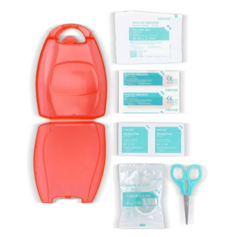 Boîtier de premiers secours rouge ouvert accompagné des 10 accessoires inclus, présentés à plat pour illustrer le contenu du kit