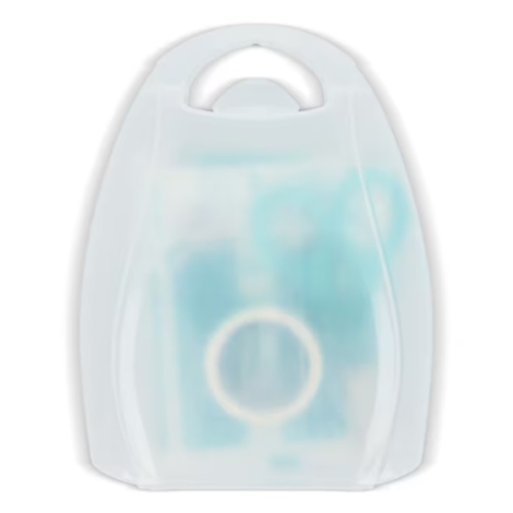 Vue de face d’une trousse de premiers secours translucide fermée laissant apparaître son contenu à travers le plastique, sans ma