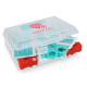 Boîte de premiers secours translucide entrouverte avec plusieurs accessoires médicaux visibles à l’intérieur et personnalisation Boîte de premiers secours translucide entrouverte avec plusieurs accessoires médicaux visibles à l’intérieur et personnalisation