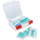 Boîte de premiers secours ouverte avec compartiments garnis de différents éléments de soin, dont des compresses, des pansements Boîte de premiers secours ouverte avec compartiments garnis de différents éléments de soin, dont des compresses, des pansements