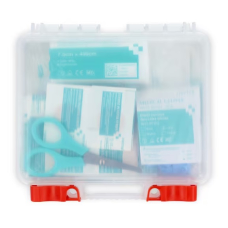 Vue de dessus d’une boîte de premiers secours translucide fermée laissant apparaître son contenu à travers le couvercle, sans ma