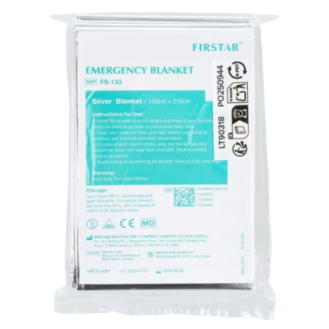 Vue de la couverture d'urgence pliée dans son emballage individuel avec les informations techniques imprimées sur l’étiquette.