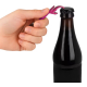 Porte-clés décapsuleur utilisé pour ouvrir une bouteille, tenu en main et engagé sous la capsule du bouchon. Porte-clés décapsuleur utilisé pour ouvrir une bouteille, tenu en main et engagé sous la capsule du bouchon.