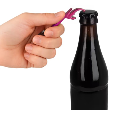Porte-clés décapsuleur utilisé pour ouvrir une bouteille, tenu en main et engagé sous la capsule du bouchon.