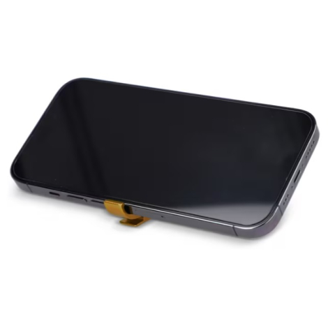 Porte-clés décapsuleur utilisé comme support pour maintenir un smartphone en position inclinée.